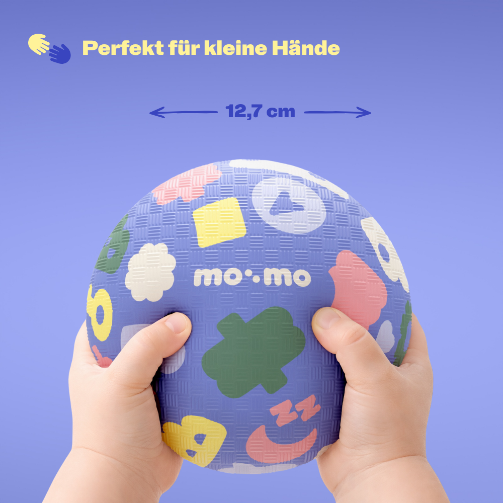Blueberry | bouncing buddy Ball in Kinderhänden, 12,7 cm Durchmesser