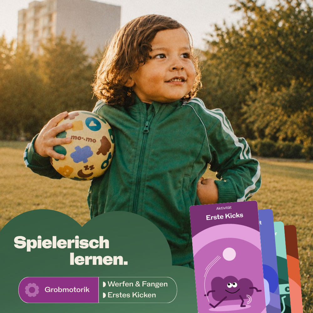 Kind spielt mit dem bouncing buddy