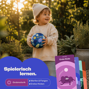 Kind spielt mit dem bouncing buddy